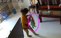 Rùng mình cảnh bé trai 8 tháng tuổi bị người giúp việc bạo hành