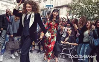 Dàn chân dài của Dolce & Gabbana gây náo động đường phố Italy