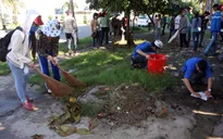 Dọn dẹp môi trường hưởng ứng ngày Thế giới tôn vinh sự tử tế