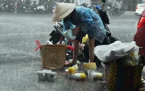 Cảm thương cụ bà bán gốm nuôi con bị ung thư