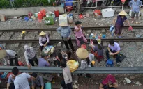 Cuộc sống nguy hiểm của người dân xung quanh đường tàu