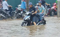 Lượng mưa lớn đột biến tại Hà Nội vượt quá khả năng của hệ thống thoát nước