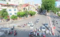 Nắng "cháy da", nhiều người dừng đèn đỏ trong bóng râm