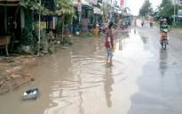 Đồng Tháp: Quốc lộ 30 ngập sâu sau mưa