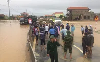 Quảng Bình ngập sâu, họp khẩn giải cứu các đoàn tàu mắc kẹt