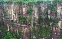 Đường hầm đào thủ công xuyên vách núi dựng đứng