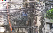 Nguy cơ cháy nổ từ những "tổ nhện" trên đường phố Hà Nội