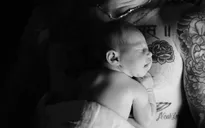 Adam Levine công bố ảnh con gái