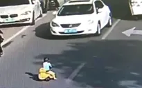 Giải cứu em bé lái ô tô đồ chơi giữa đường phố
