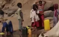 Ethiopia: Đi bộ 3 giờ đồng hồ mới lấy được nước