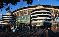 Vì sao sân Etihad của Man City ngập mùi... tỏi?