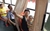 Xe buýt có rèm kéo phục vụ bà mẹ cho con bú