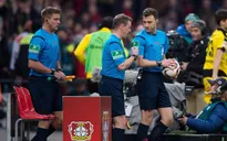 Trọng tài đột ngột hủy trận Leverkusen - Dortmund rồi rời sân bị chỉ trích nặng nề