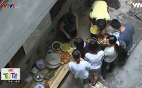 Bà chủ nhà trọ tốt bụng nấu ăn miễn phí cho sinh viên