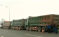 Xe quá tải "nghênh ngang" trên đại lộ Thăng Long