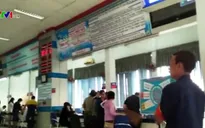 Nhiều người xếp hàng sớm mua vé tàu Tết đợt 2