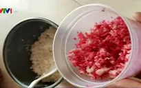 Phát hoảng gạo nấu để qua đêm chuyển màu đỏ