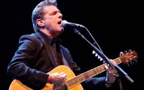 Rocker huyền thoại của The Eagles qua đời