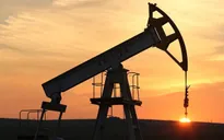 Giá dầu tăng vọt lên mức cao nhất 15 tháng