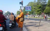 Sư giả “được mùa” hành khất dịp đầu năm