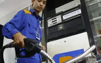 Giá xăng giảm mạnh, về mức ngang năm 2009