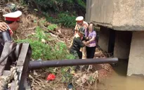 Cảnh sát giao thông Hà Nội cứu một phụ nữ nhảy cầu tự tử