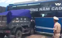Bình Thuận: Xe tải tông xe khách, Quốc lộ 1A ách tắc