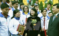 Tuyên dương thầy cô giáo bám đảo