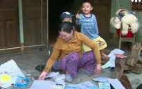 Hàng loạt gia đình mất giấy tờ do lũ lụt