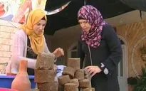Phụ nữ Palestine chế tạo gỗ từ than bùn và dầu ô liu