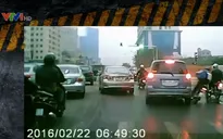 Lạng lách đâm ngã học sinh, ô tô thản nhiên bỏ đi