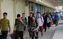 Người dân ùn ùn đổ về Hà Nội và TP.HCM sau kỳ nghỉ lễ
