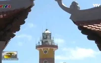 Đoàn kiều bào thăm ngọn hải đăng trên đảo Sơn Ca