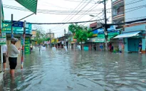 Mưa lớn, nhiều tuyến phố ở TP.HCM chìm trong biển nước