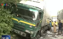 Xe tải lật trên đèo Cả, giao thông ách tắc nửa ngày
