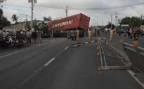 Tai nạn làm 17 người thương vong: Do xe container lấn lề, đâm vào xe khách