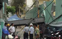 Cần cẩu đổ sập xuống trường mầm non tại TP.HCM