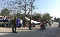 Va phải lan can ngã ra đường, hai vợ chồng bị xe tải cán tử vong