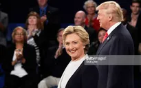 Bà Hillary Clinton duy trì khoảng cách an toàn với ông Donald Trump