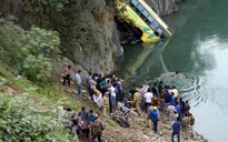 Xe bus lao xuống sông ở Ấn Độ, ít nhất 41 người thương vong