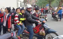 Hà Nội: Phổ biến tình trạng không đội mũ bảo hiểm cho trẻ em