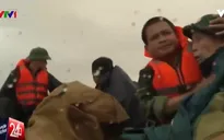 Cán bộ chiến sĩ Hà Tĩnh hỗ trợ người dân trong mưa lũ