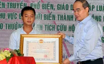 Tặng huân chương cho ngư dân cứu người vụ chìm tàu sông Hàn