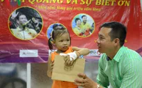 Xạ thủ Hoàng Xuân Vinh trao quà cho bệnh nhi nghèo