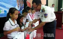 Tặng học bổng cho con em ngư dân và cảnh sát biển