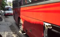 Xử nghiêm 2 xe khách lạng lách, "hỗn chiến" trước mặt CSGT