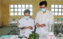 Học sinh trường làng nghiên cứu sáng tạo thuốc trừ sâu sinh học