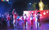 Noel 2016: Hàng trăm bạn trẻ nhảy Zumba nóng bỏng ở Hồ Gươm