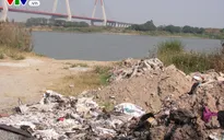 Hà Nội: Nhiều vi phạm đổ phế thải xuống sông Hồng tại phường Nhật Tân