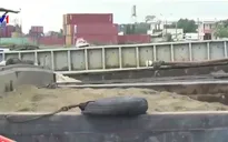 Bắt quả tang 2 sà lan hút cát trên sông Ngàn Sâu, Hà Tĩnh